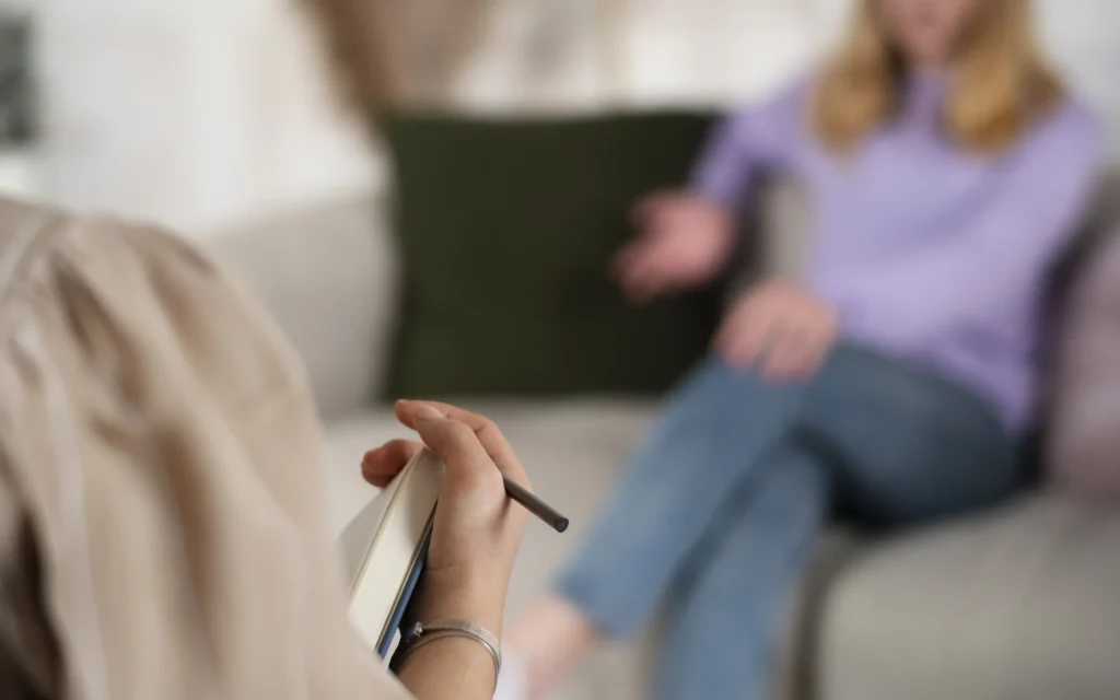chica-joven-de-vista-lateral-hablando-con-terapeuta